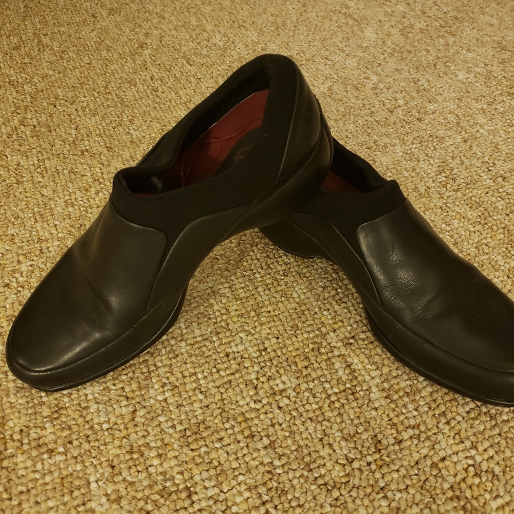 Merrell black leather loafer